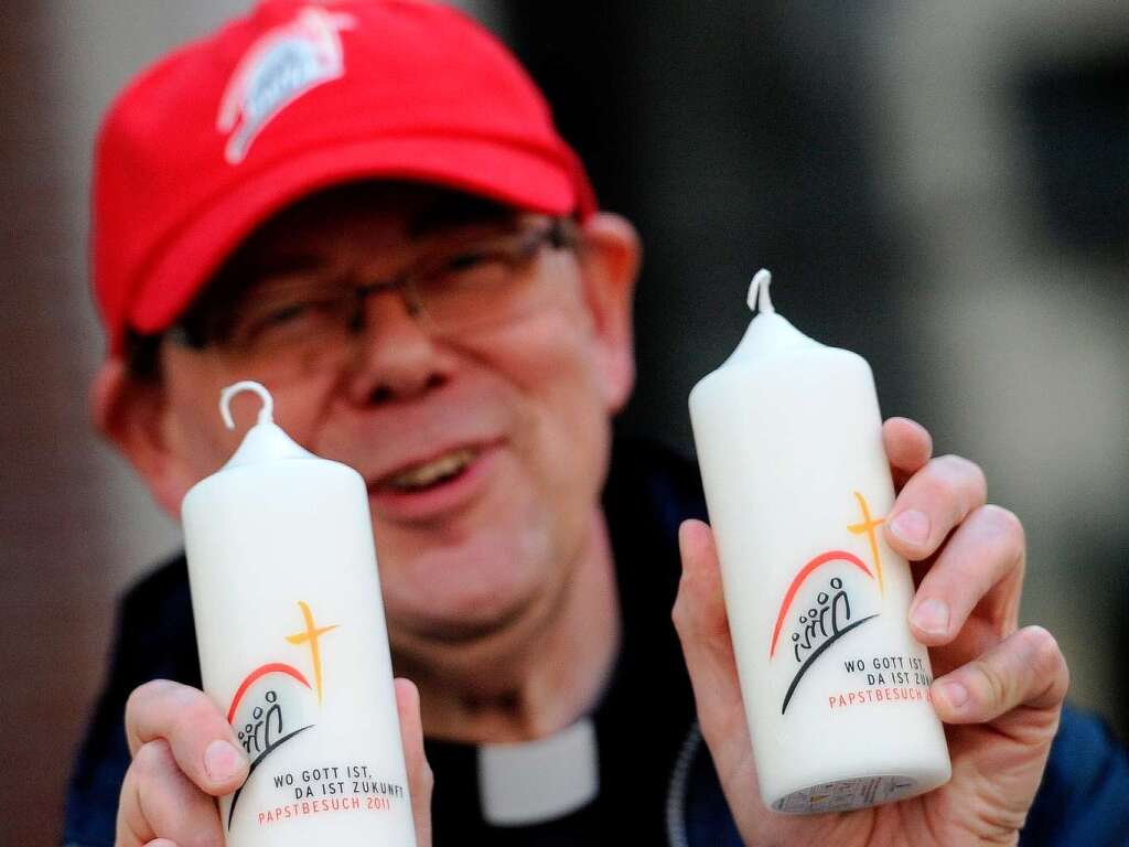 Spirituell: Kerzen mit Papstbesuch-Logo.