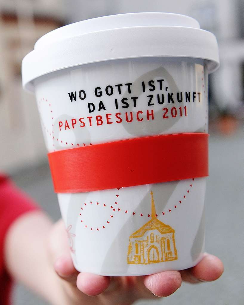 Der schnde Wegwerf-Pappbecker ist out: Echte Papst-Anhnger greifen zum Coffee-to-go-Becher mit papst-Logo.