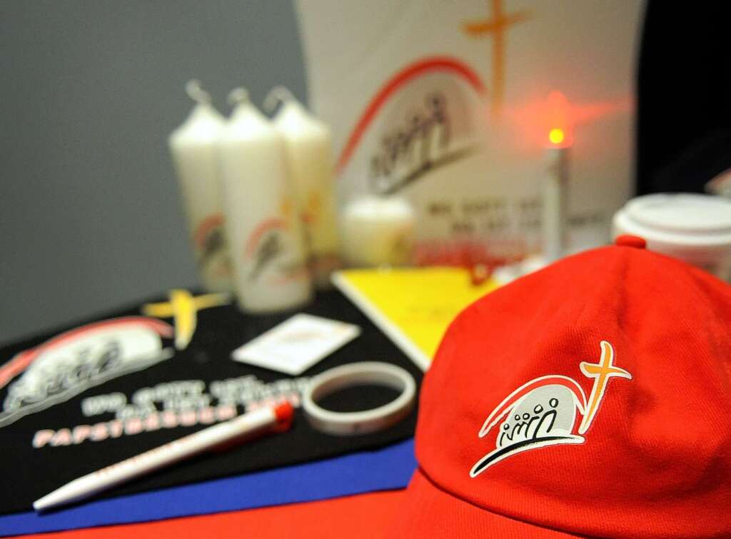 Kerzen, Sitzkissen, Baseball-Kappe und andere Fan Artikel mit dem Logo fr den Papstbesuch.