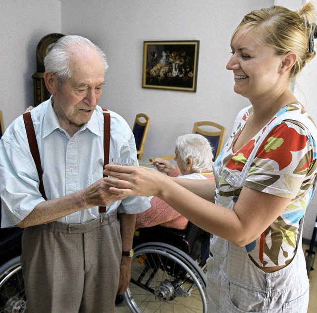 Viele Einrichtungen bieten Pflegebedr...entlastet die pflegenden Angehrigen.   | Foto: dpa