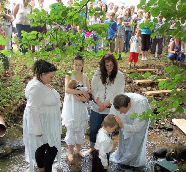 Wasser von unten und Wasser von oben, ...ufzeremonie am Brettenbach in Freiamt   | Foto: Pia Grttinegr