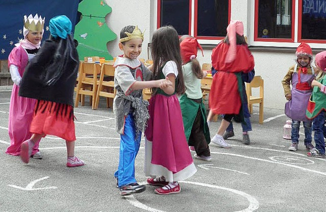 Die liebevoll ausstaffierten Knstler beim Tanz.   | Foto: Jugendmusikschule