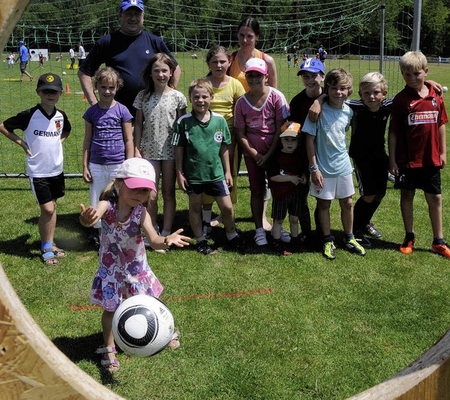 60 Kinder im Alter von vier bis zwlf .... Jugendtag des Frdervereins Fuball.  | Foto: Dietmar Noeske