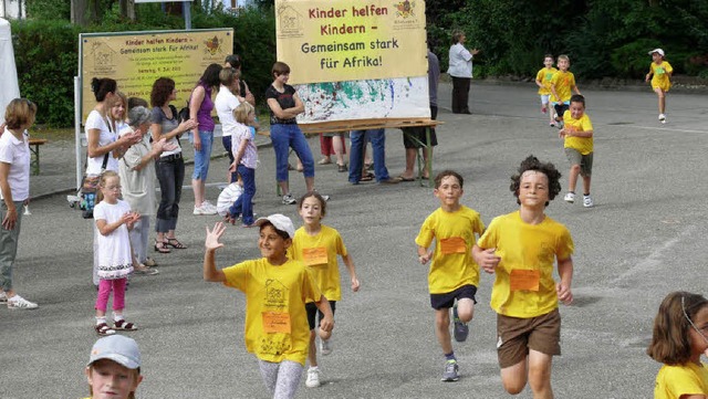 Bis zu 17,5 Kilometer, sprich 25 Runde...hrer und andere Erwachsene mitliefen.   | Foto: frank leonhardt