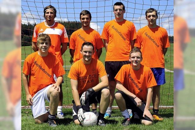 Straßenfußballer bilden elf Mannschaften beim Cup