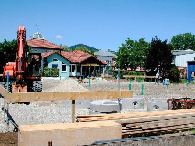 Auf dieser Baustelle  riss ein Bagger ...salarms gerumte Gemeindekindergarten.  | Foto: Horst David