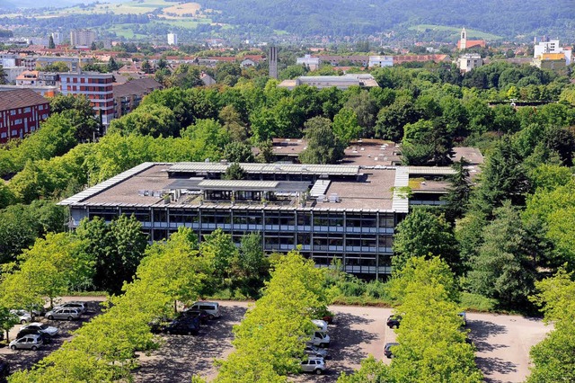 Der Stadtteil Sthlinger soll zum Haup... dahinter sollen einem Neubau weichen.  | Foto: Ingo Schneider