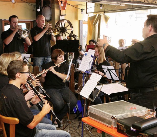 Zum Frhschoppen spielte der Musikverein Langenau.  | Foto: Hans-Jrgen Hege