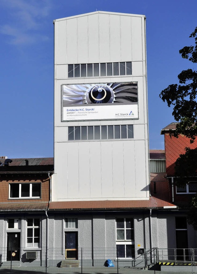 Die 15 Meter hohe Enag-Werkhalle in Rh...t kurzem ein stattliches Werbeplakat.   | Foto: Elisabeth Willers