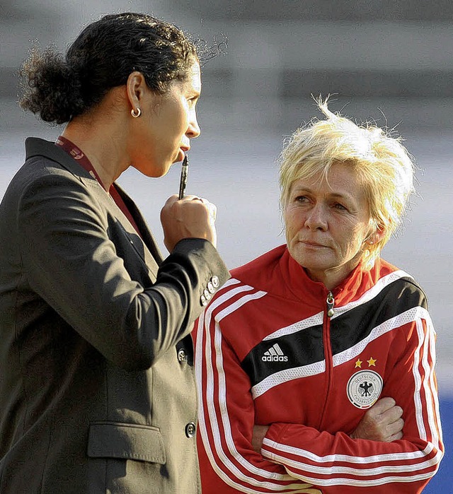 Wollen gemeinsam analysieren: Steffi J...rin, und  Bundestrainerin Silvia Neid   | Foto: dpa