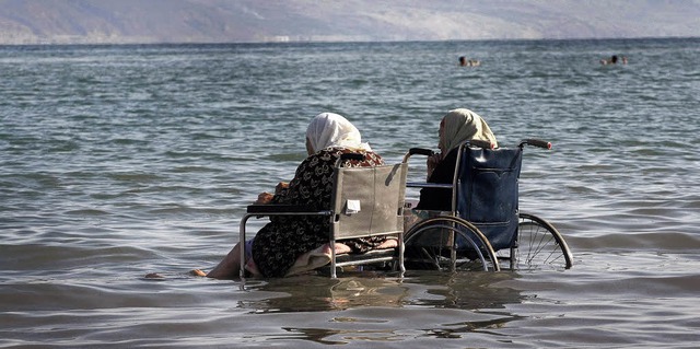 Die meisten lassen sich im Wasser des ...iese Damen suchen eher die Abkhlung.   | Foto: AFP
