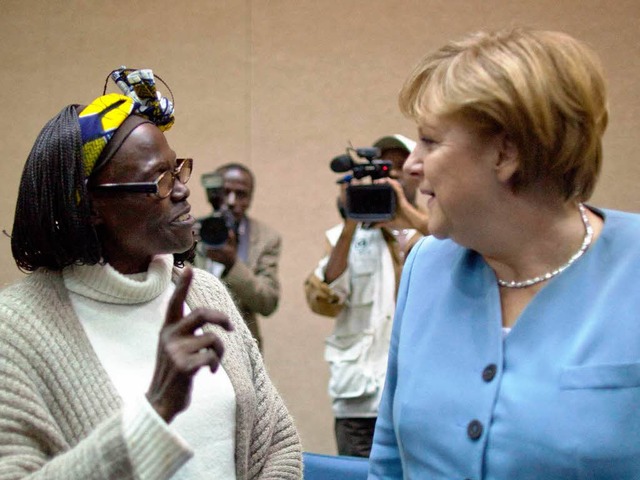 Bundeskanzlerin Angela Merkel in Nairo... und Umweltaktivistin Wangari Maathai.  | Foto: dpa