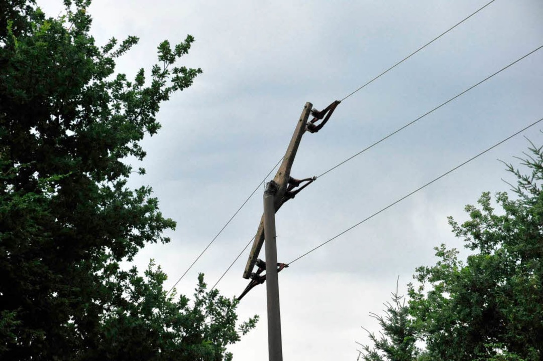 Der Querträger eines Strommastes in de...m und unterbrach die  Stromversorgung.  | Foto: Hans-E. Meidhof
