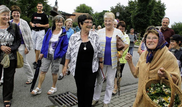 Spaziergang in Legenden und Sagen: Rut...(Mitte) und Gisela Griesbaum (rechts)   | Foto: heidi fssel