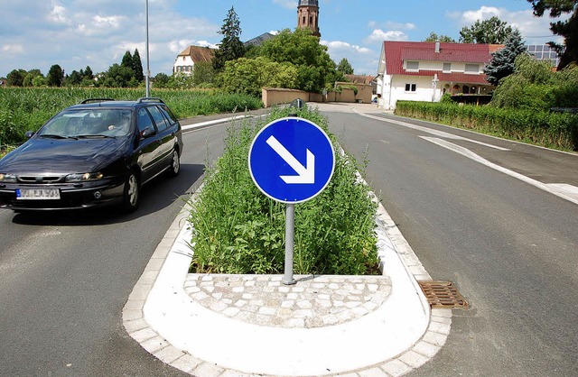 Mit einem Schlenker raus, aber ohne Br...s Dorf: die Verkehrsinsel in Schuttern  | Foto: p. bomans