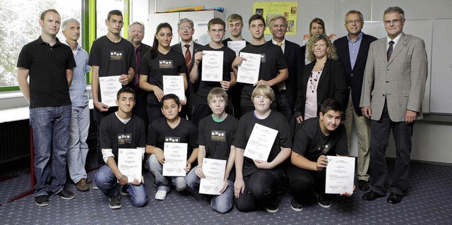 Stolz prsentieren die Schler ihre Ze...Ugi (Friedrichschule) erhalten haben.   | Foto: christoph breithaupt