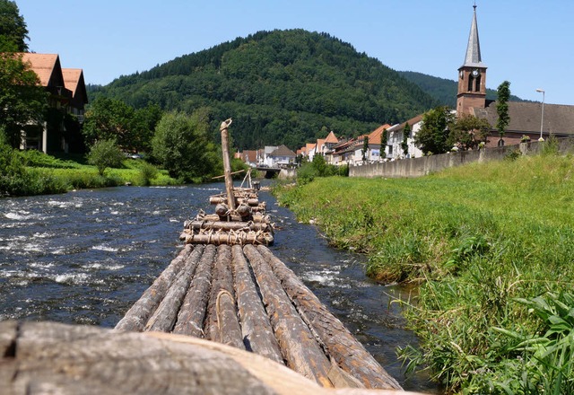 Flo ahoi! Historisches Flo auf der Kinzig  | Foto: Frank Leonhardt