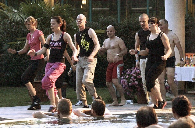 Ein Tnzchen am Beckenrand &#8211; da ... der Aqualon-Therme in Bad Sckingen.   | Foto: BZ