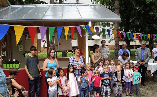 Kinder der &#8222;Kinderbrcke&#8220; freuen sich ber das Werkhaus.   | Foto: hass