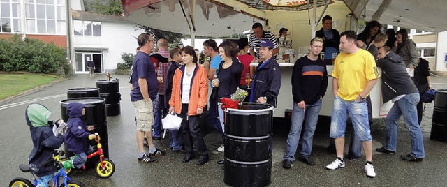 Feiern unterm Regenschirm: Am Sonntag ... Weitenauer Dorffest unter dem Regen.   | Foto: Silke Hartenstein