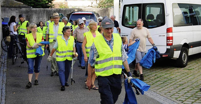 Viele freiwillige Helfer suberten am ... Wege, Pltze und Gehsteige vom Mll.   | Foto: hans-jochen voigt