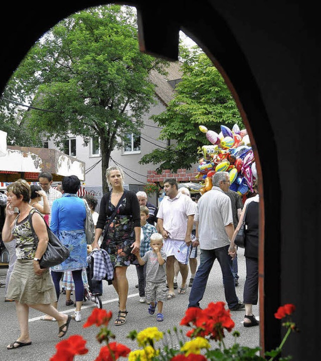 Blick aus einer Laube in die Feststrae des Nepomukfests   | Foto: Mnch