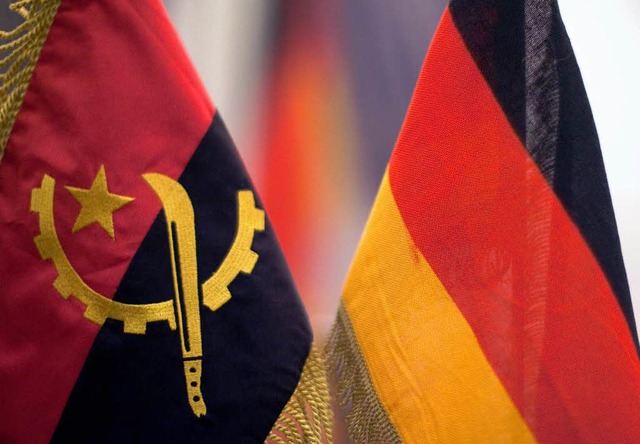 Die Flaggen von Angola und Deutschland...chs von Bundeskanzlerin Angela Merkel.  | Foto: dpa