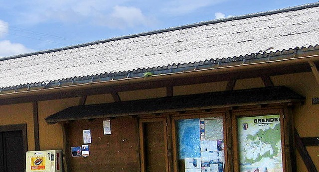 Das Dach der Dorfhalle in Brenden soll...eschloss die Arbeiten auszuschreiben.   | Foto: Archiv