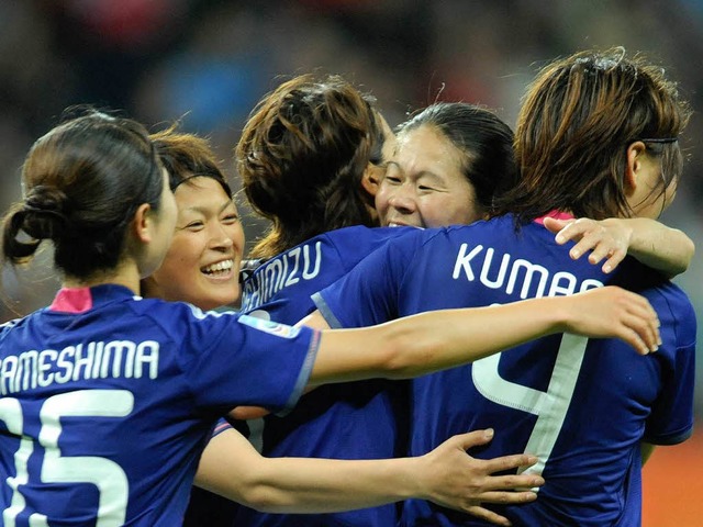 Groe Freude: Die Japanerinnen feiern den Einzug ins Finale der WM.  | Foto: dpa