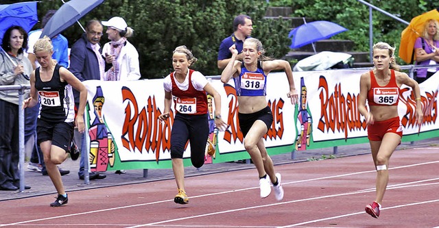 Sie liefen noch bei wenig Regen (von l...in im 100-Meter- Lauf der Klasse W14)   | Foto: Murst