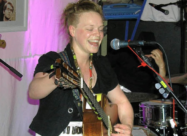 Wallis Bird und Band entfachten binnen Sekunden eine rauschhafte Partystimmung.  | Foto: Ute Schler