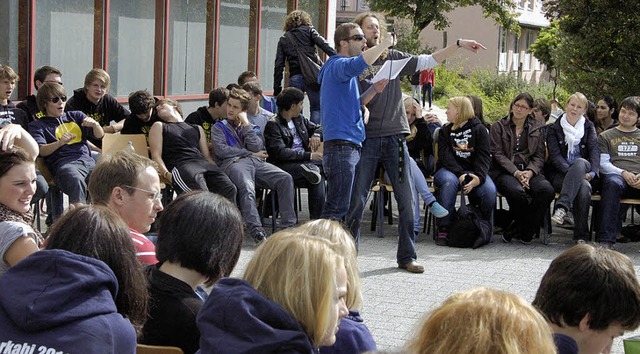 Zur Belustigung der Schler mussten au...eten und beispielsweise Singen (Foto).  | Foto: Sebastian Barthmes