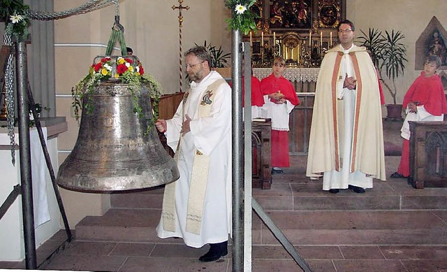 Dekan Peter Nicola aus Salem weiht die neue kleine Glocke.  | Foto: Ilona Seifermann