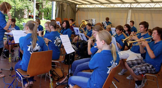 Blaues Wunder: Das Jugendorchester Omu...terhielt bestens zum Handwerkervesper.  | Foto: Elfriede Mosmann