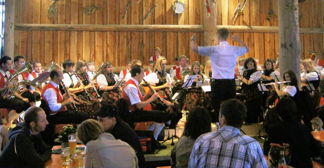 Die Schwarzwaldkapelle Mnstertal bei ihrem Auftritt beim Bergfest.   | Foto: Anne freyer