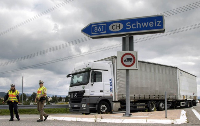 Ausnahmsweise darf dieser Lastwagen hi...obahn, die Polizei  lenkt den Verkehr.  | Foto: Peter Gerigk