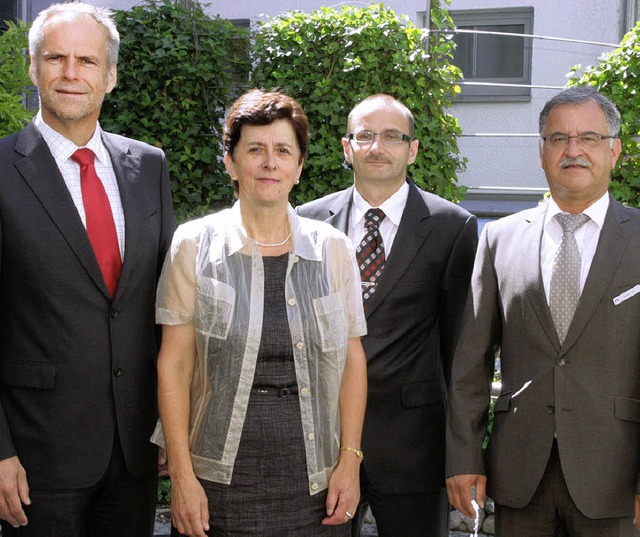 Nach 40 Jahren wurde Monique Isele von...que Isele, Timo Baumer und Albert Ott.  | Foto: Volksbank