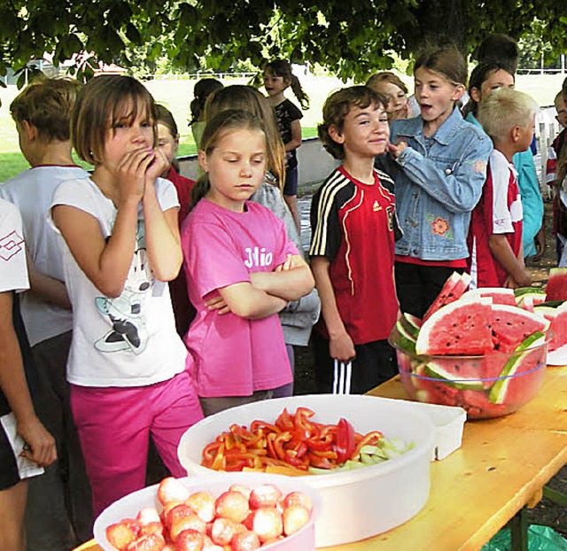 Obst und Gemse gab&#8217;s zur Strkung beim Sporttag  der Schule Istein.   | Foto: privat