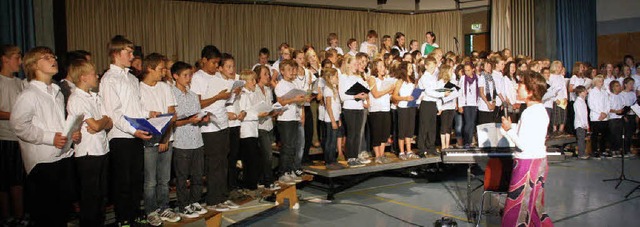 Alle singen mit bei &#8222;Singing all...erstufenchor im Kolleg St. Sebastian.   | Foto: Hans Jrgen Kugler