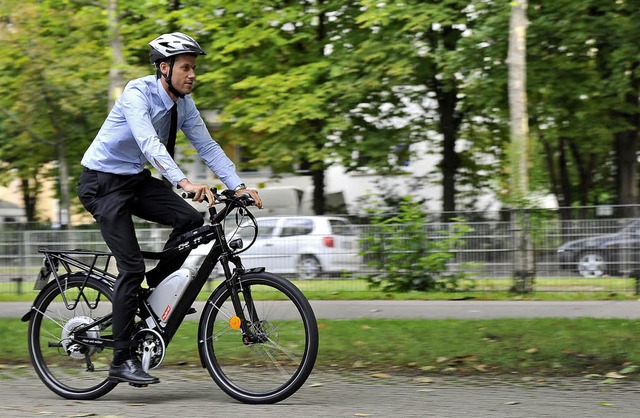 Frank Uekermann, Chef der Verkehrsbeh...sich auch auf ein E-Bike geschwungen.   | Foto: Ingo Schneider