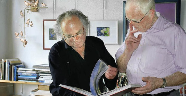 Knstler Herbert Moriz (links) und Gr... im Atelier von Moriz in Degerfelden.   | Foto: Katrin Hundorf