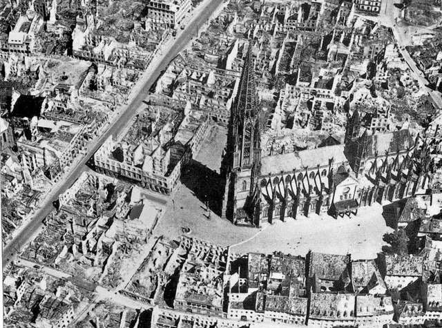 Damals: Luftbild von Freiburg  nach dem Angriff vom November 1944.   | Foto: Stadtarchiv Freiburg