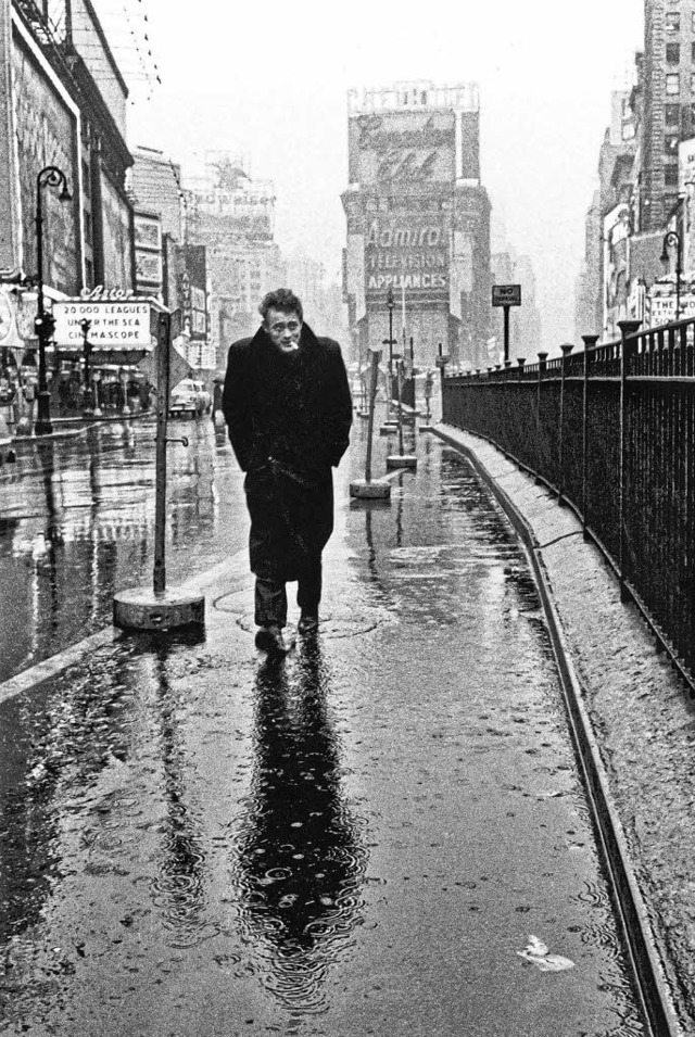 Eine Ikone der 50er Jahre: Dennis Stoc...22;James Dean on Times Square&#8220;.   | Foto: Taschen Verlag