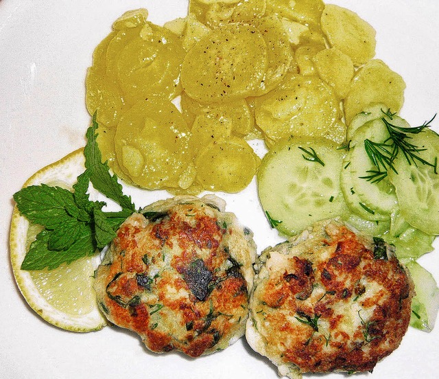Leichtes Essen fr heie Tage: Fischkchle mit Salat  | Foto: stechl