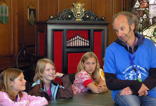 Die Kinder diskutieren  wie Gemeinderte im Brgersaal mit Martin Mller.  | Foto: Helga Lorenz