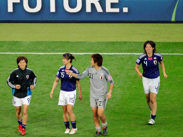 Sie knnten gleichzeitig Gegenwart und...uballs sein: die Spielerinnen Japans.  | Foto: dpa