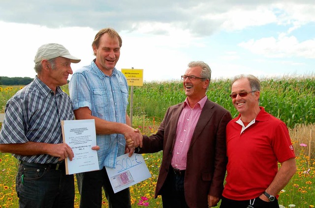 Karl Witzigmann und Mathias Siegel vom...tzenhofer und Martin Heiny die Spende.  | Foto: Pia Grttinger