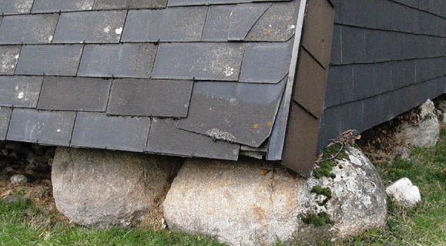 Diese Eternitschindeln am Dach der eva... verursacht Mehrkosten von 35000 Euro.  | Foto: M. Lange