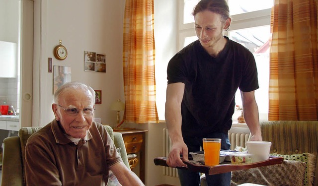 Noch-Zivi Florian Eschmann bei Herrn H...inem der Bewohner des St. Josefshaus.   | Foto: stefan angele