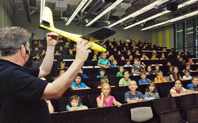 Warum ein Flugzeug fliegt? Professor Schrder erklrte es.   | Foto: siefke